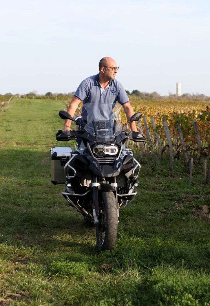 DOYACMaxdePourtalesVigneMoto